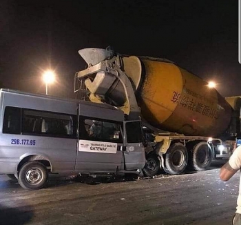 Hà Nội: Húc vào xe bồn dừng đèn đỏ, tài xế ô tô 16 chỗ nhập viện