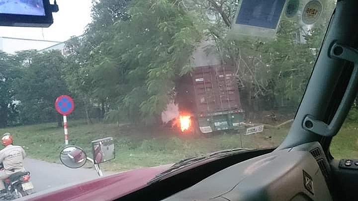hai duong xe dau keo boc chay tai xe tu vong trong cabin