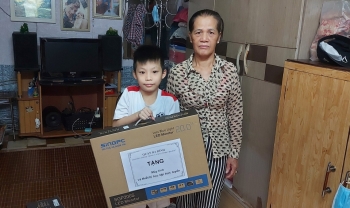 Tặng máy tính cho học sinh khó khăn