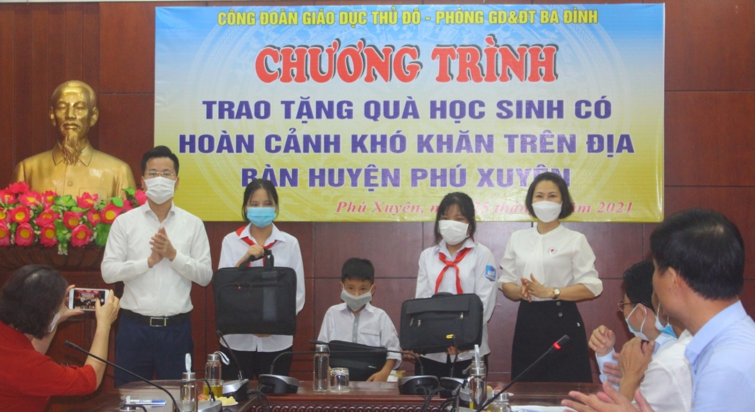 Tặng máy tính và hơn 200 phần quà cho học sinh khó khăn