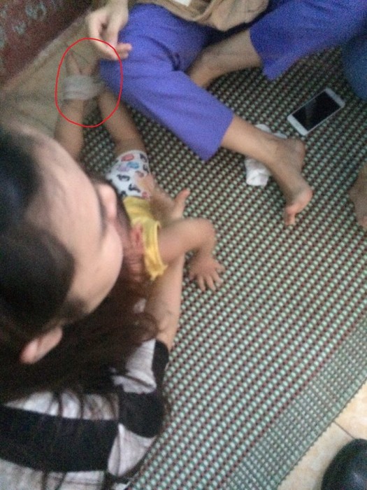 phan no 3 co giao troi danh nhet gie vao mom tre mam non