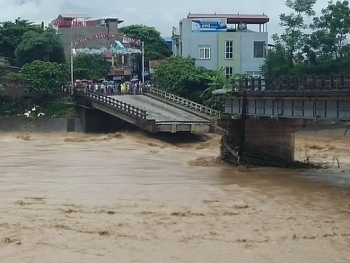 Mưa lũ khiến nhiều công trình giao thông bị hư hỏng