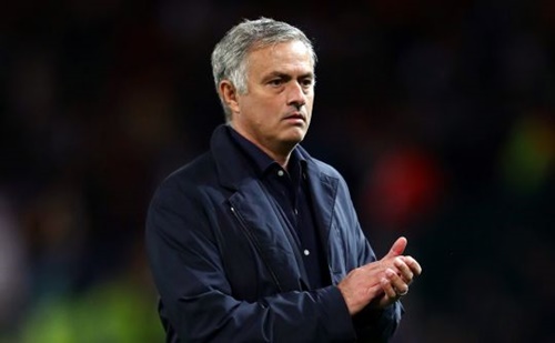 mourinho xa gian len cau thu man utd suot 45 phut
