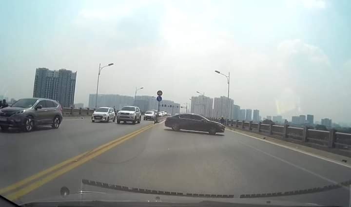 Hà Nội: Xử phạt nữ tài xế xe PEUGEOT quay đầu trên cầu Vĩnh Tuy