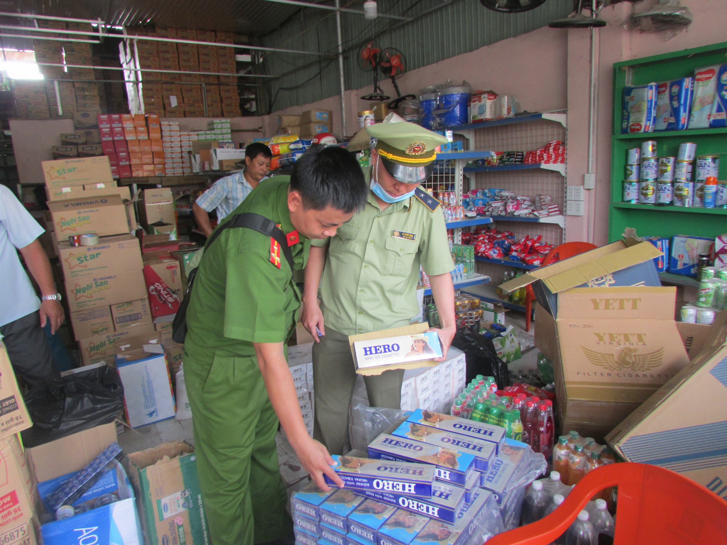 chuyen-cong-an-dieu-tra-vu-tang-tru-gan-2500-bao-thuoc-la-lau
