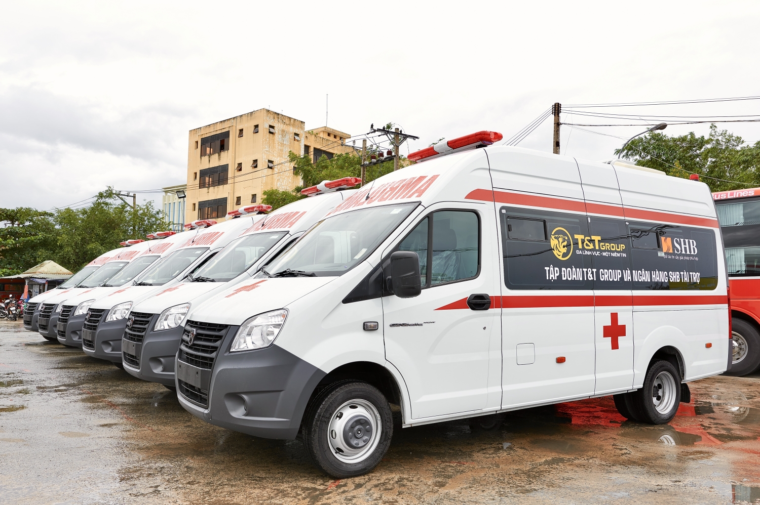 T&T Group và Ngân hàng SHB trao tặng kit xét nghiệm nhanh COVID-19 và xe cứu thương hỗ trợ một số tỉnh, thành trên cả nước