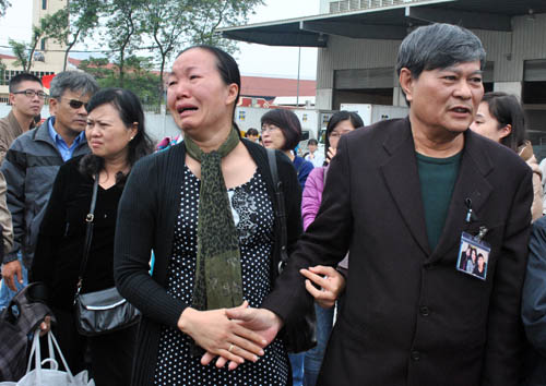Rơi nước mắt đón 3 mẹ con trong vụ rơi máy bay MH17