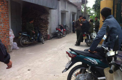 Hà Nội: Chồng cứa cổ vợ mới cưới đến chết