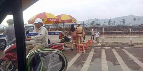 Một phụ nữ tụt váy, 