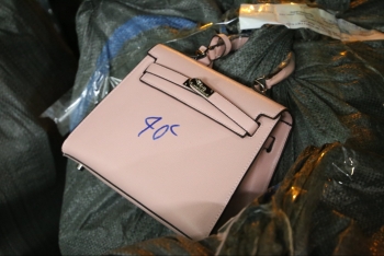 Phát hiện nhiều sản phẩm nghi giả nhãn hiệu Dior, Hermes, LV
