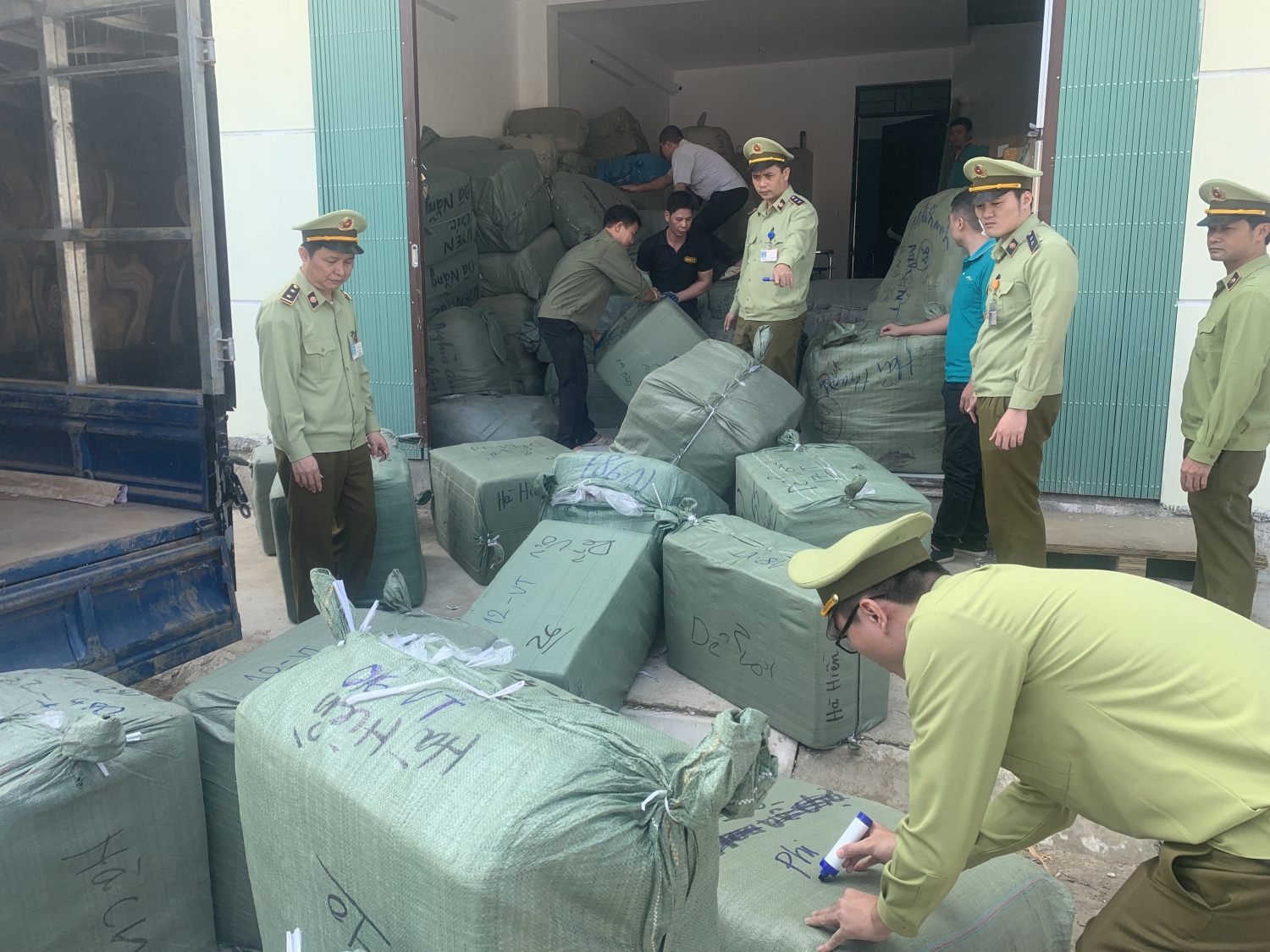 nghi van mot buu cuc viettel o lang son van chuyen hang hoa lau