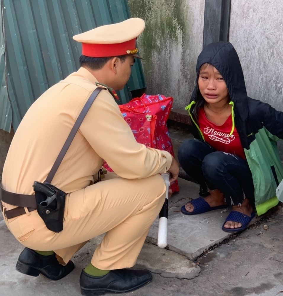 csgt ha noi giup be gai bi doi la ve voi gia dinh