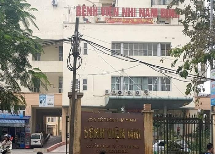 Cấm đi khỏi nơi cư trú đối với hai điều dưỡng "lấy thuốc bán ra ngoài"