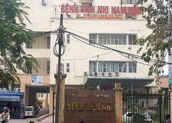 Cấm đi khỏi nơi cư trú đối với hai điều dưỡng "lấy thuốc bán ra ngoài"