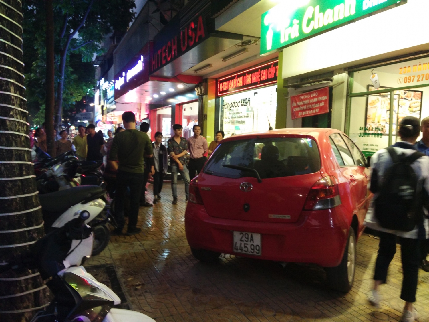 ha noi nu tai xe lai o to lao vao quan tra chanh