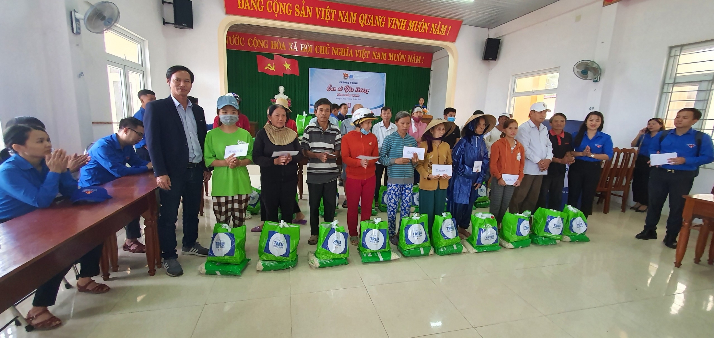 Chương trình “Triệu bữa cơm” tiếp tục đến với người dân vùng bão lũ Miền Trung