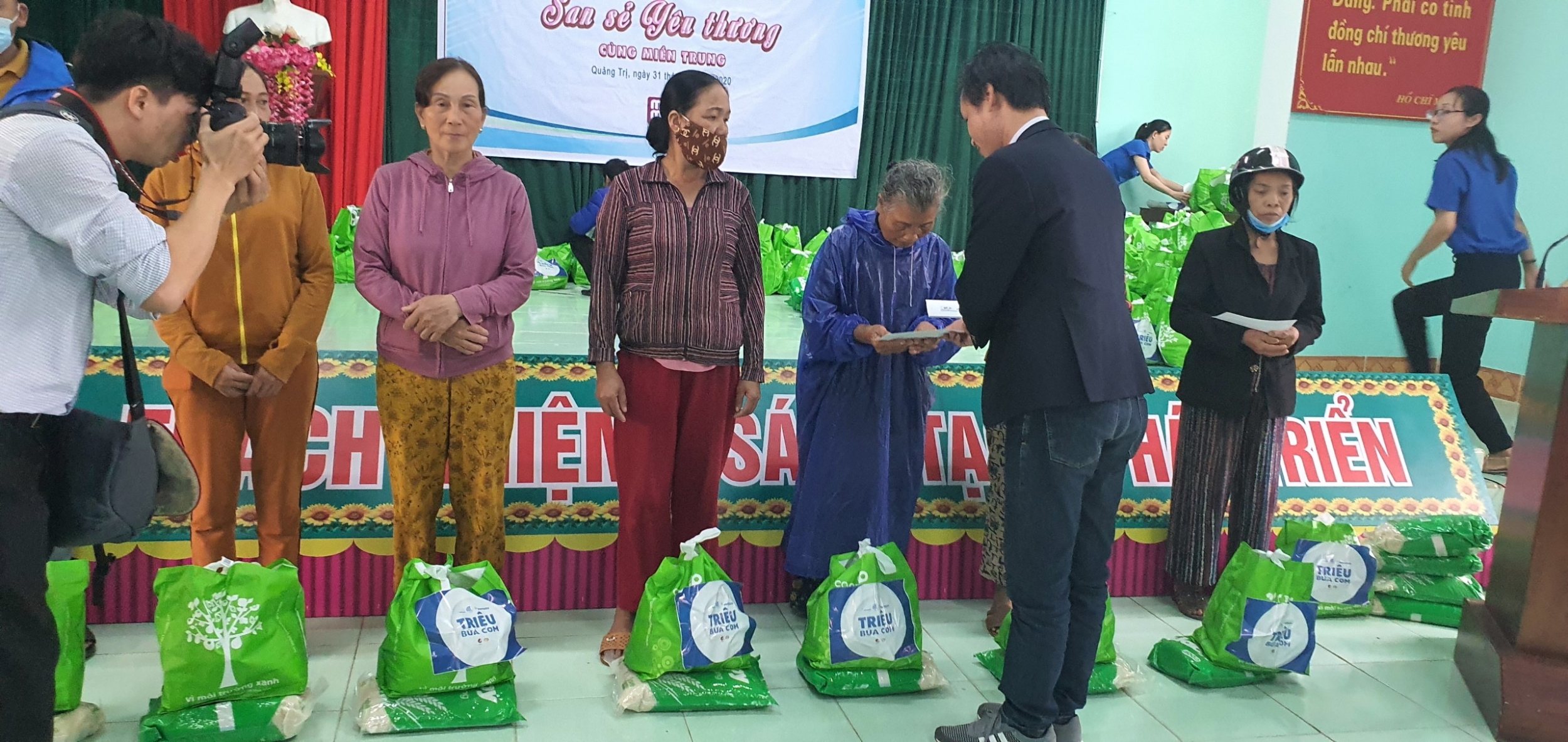 Chương trình “Triệu bữa cơm” tiếp tục đến với người dân vùng bão lũ Miền Trung