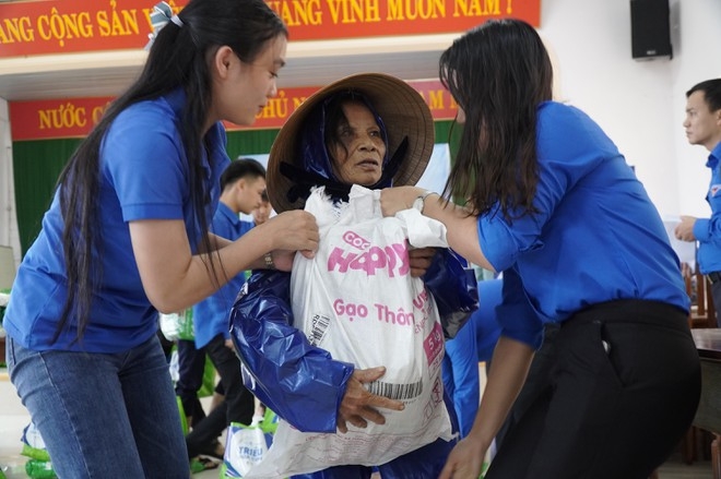 Chương trình “Triệu bữa cơm” tiếp tục đến với người dân vùng bão lũ Miền Trung