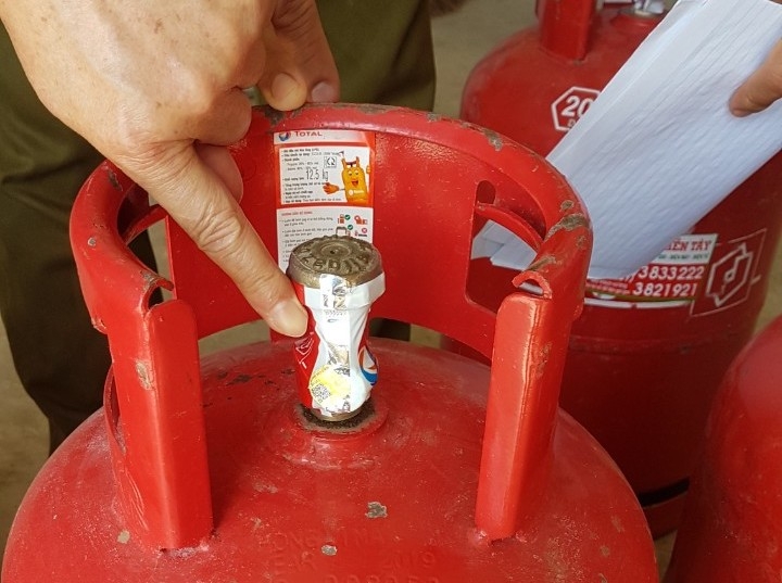 Kiểm tra 2 cơ sở kinh doanh gas có dấu hiệu giả mạo nhãn hiệu ELF