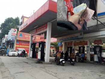 Khách 'tố' nhân viên cây xăng trả thiếu tiền