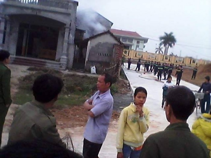 con trai tam than chem me gia roi phong hoa dot nha