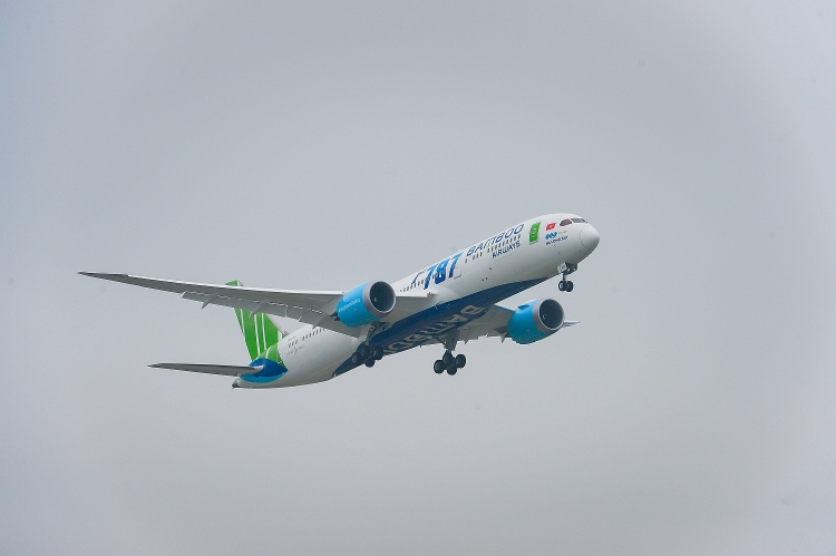 can canh boeing 787 9 dreamliner ha long bay may bay than rong cua bamboo airways