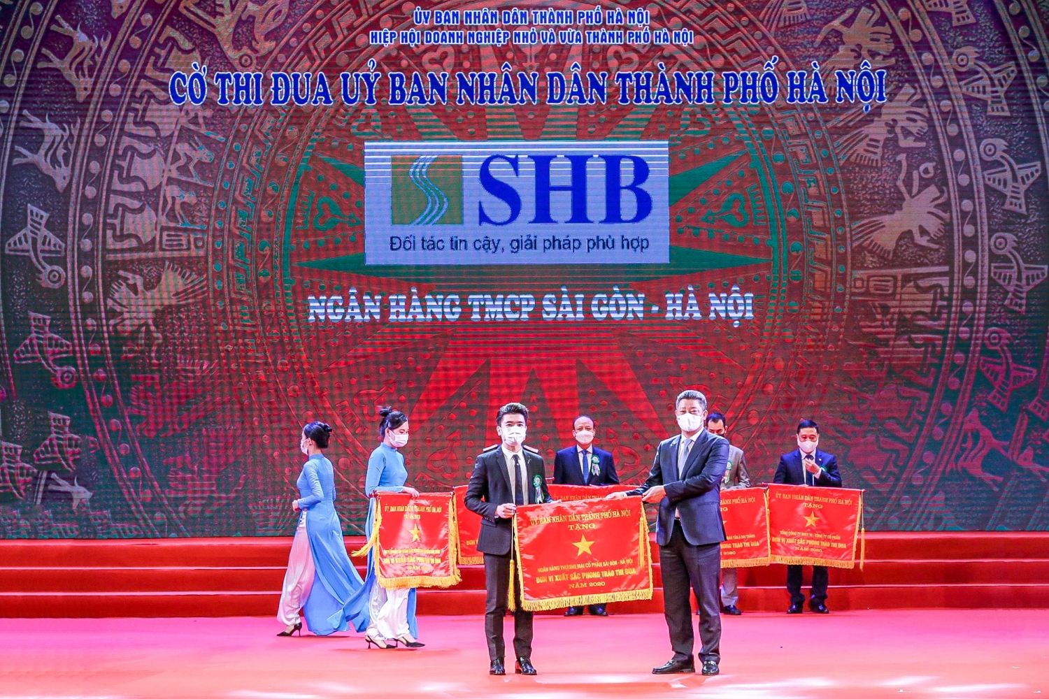 SHB tiếp tục được vinh danh top 10 doanh nghiệp vốn hóa lớn có BCTN tốt nhất