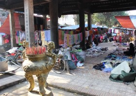 Phiên chợ quê họp… giữa đình làng