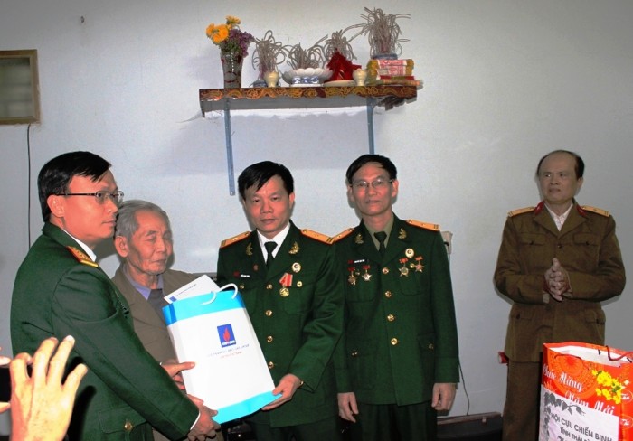 tham hoi tang qua cac gia dinh chinh sach tinh thai binh