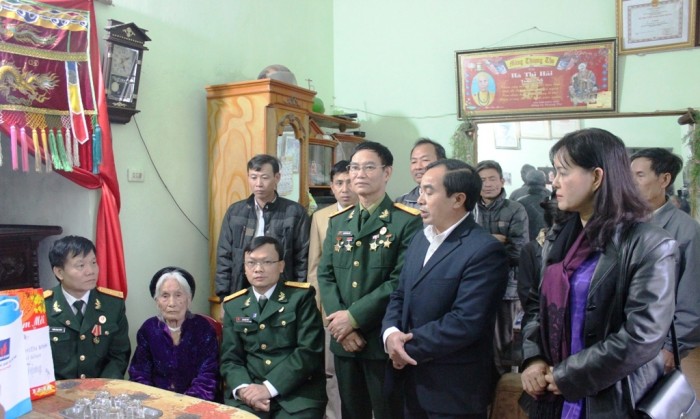 tham hoi tang qua cac gia dinh chinh sach tinh thai binh