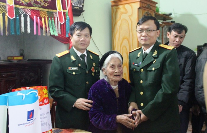tham hoi tang qua cac gia dinh chinh sach tinh thai binh