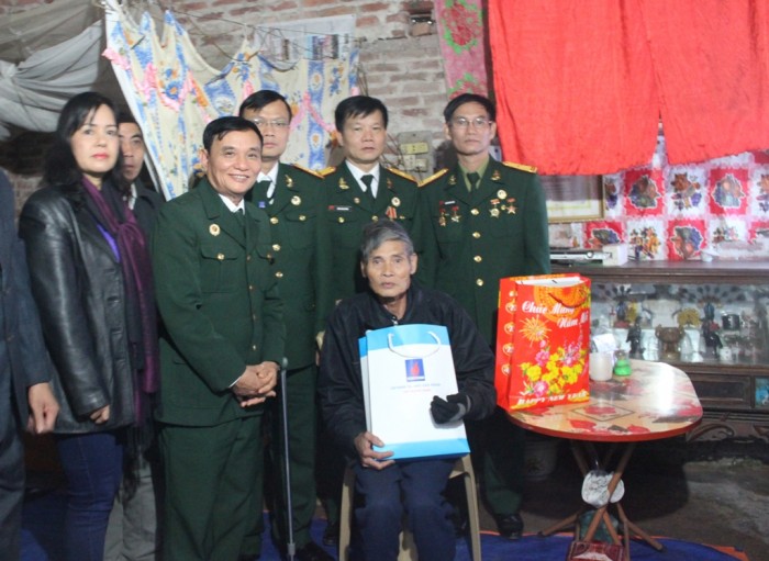 tham hoi tang qua cac gia dinh chinh sach tinh thai binh