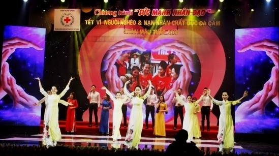 hon 110 ty dong ho tro dong bao ngheo cung chung vui don tet