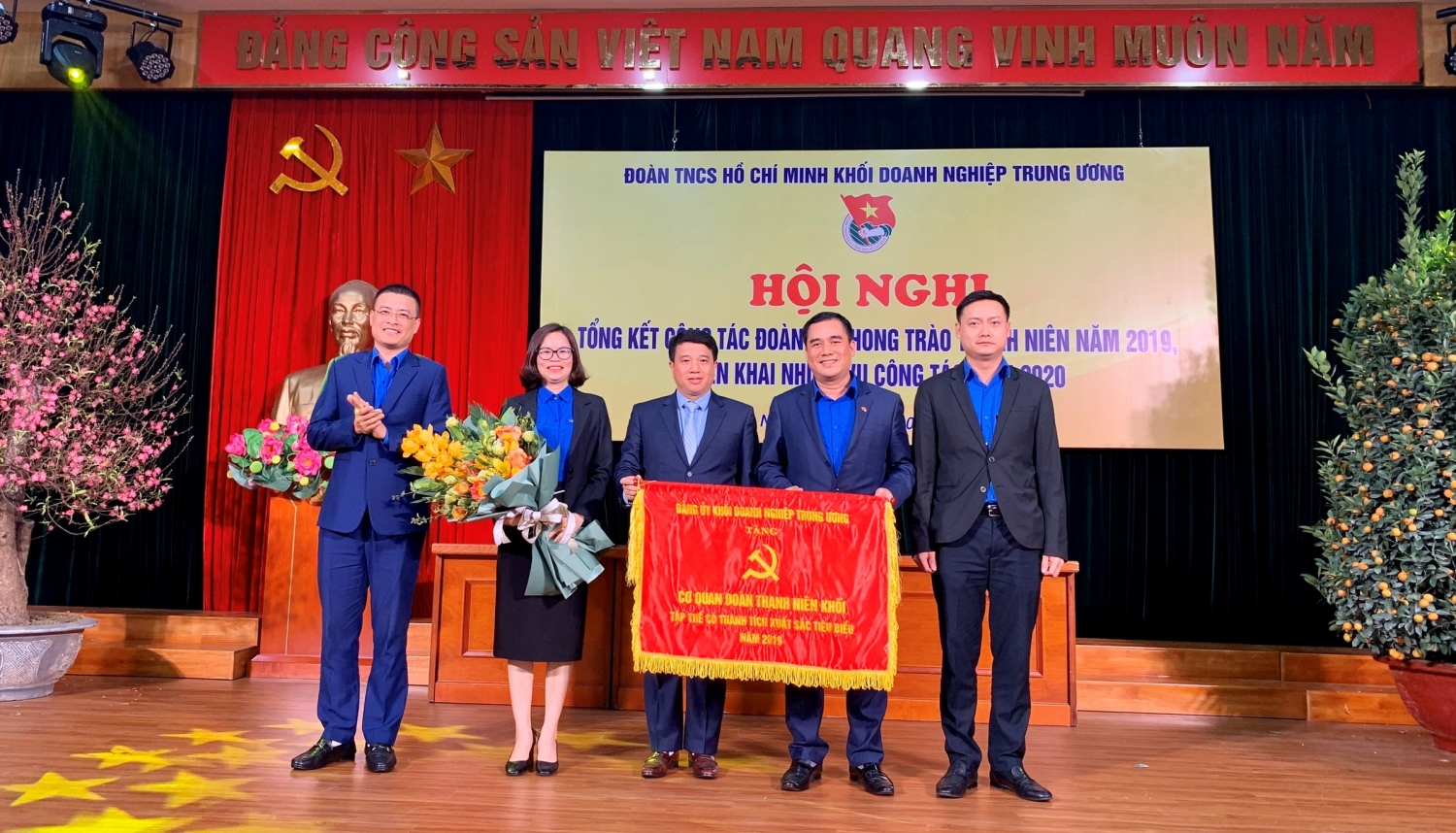 tuoi tre khoi dntw xung kich lao dong sang tao