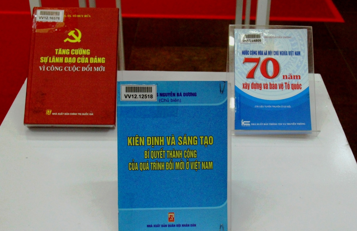 trung bay tu lieu vinh quang dang cong san viet nam