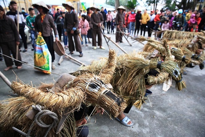 Độc đáo trò diễn "Trâu rơm, bò rạ" ngày xuân