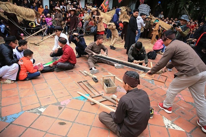 doc dao tro dien trau rom bo ra ngay xuan
