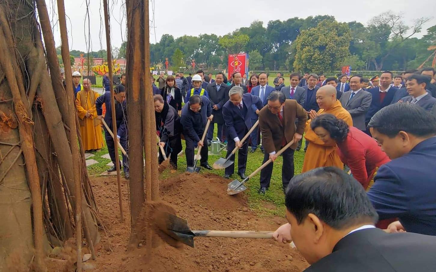 lanh dao dang nha nuoc tp ha noi dang huong trong cay tai hoang thanh thang long