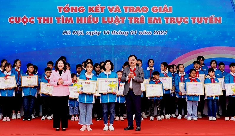 Trẻ em tìm hiểu Luật Trẻ em để tự bảo vệ mình