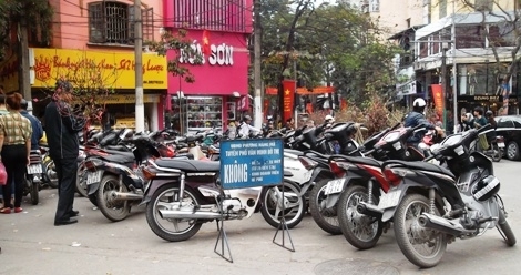Điểm gửi xe "chặt chém" khách sắm Tết