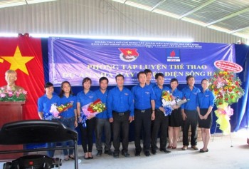 Khánh thành 2 phòng tập luyện thể thao và trao quà Tết