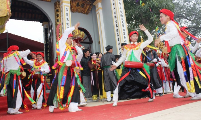 Trai làng giả gái lẳng lơ múa “Con đĩ đánh bồng” trai lang gia gai lang lo mua con di danh bong