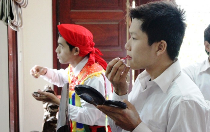 Trai làng giả gái lẳng lơ múa “Con đĩ đánh bồng” trai lang gia gai lang lo mua con di danh bong