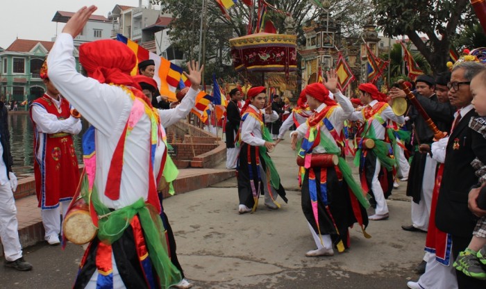 Trai làng giả gái lẳng lơ múa “Con đĩ đánh bồng” trai lang gia gai lang lo mua con di danh bong
