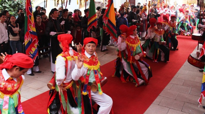 Trai làng giả gái lẳng lơ múa “Con đĩ đánh bồng” trai lang gia gai lang lo mua con di danh bong