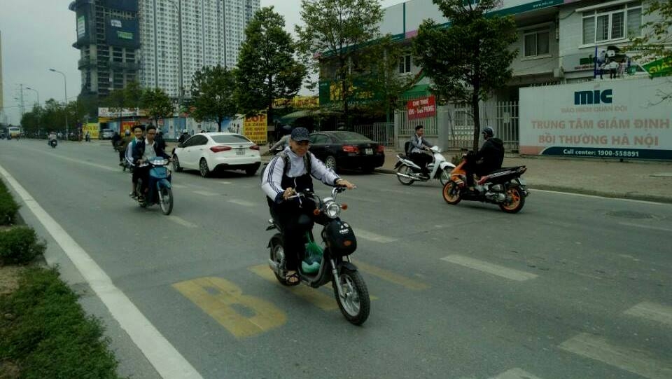 hoc sinh vo tu di nguoc chieu vao lan xe buyt nhanh