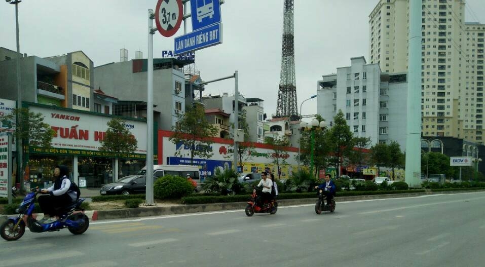 hoc sinh vo tu di nguoc chieu vao lan xe buyt nhanh