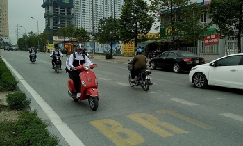 Học sinh "vô tư" đi ngược chiều vào làn xe buýt nhanh