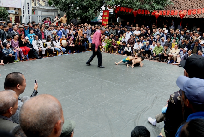 Sôi nổi hội vật truyền thống làng Mai Động soi noi hoi vat truyen thong lang mai dong