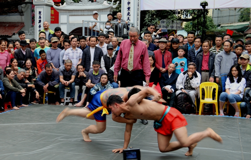 Sôi nổi hội vật truyền thống làng Mai Động soi noi hoi vat truyen thong lang mai dong